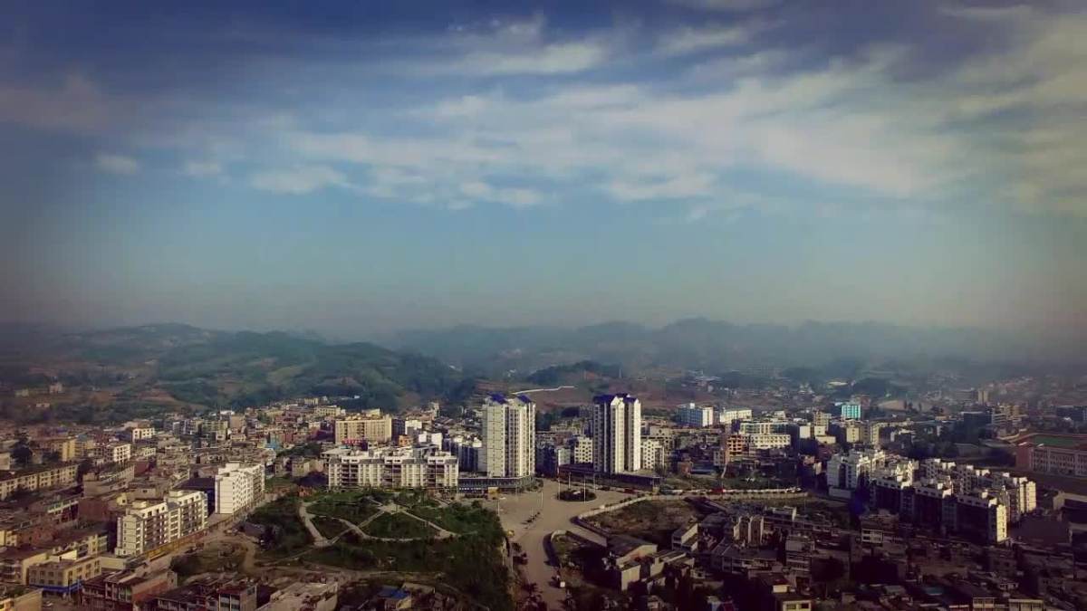 贵州省金沙县沙土镇民心广场,今天天气不错!