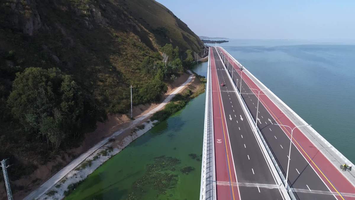 昆明最美水上公路——环湖南路晋宁古城1号特大桥段航拍