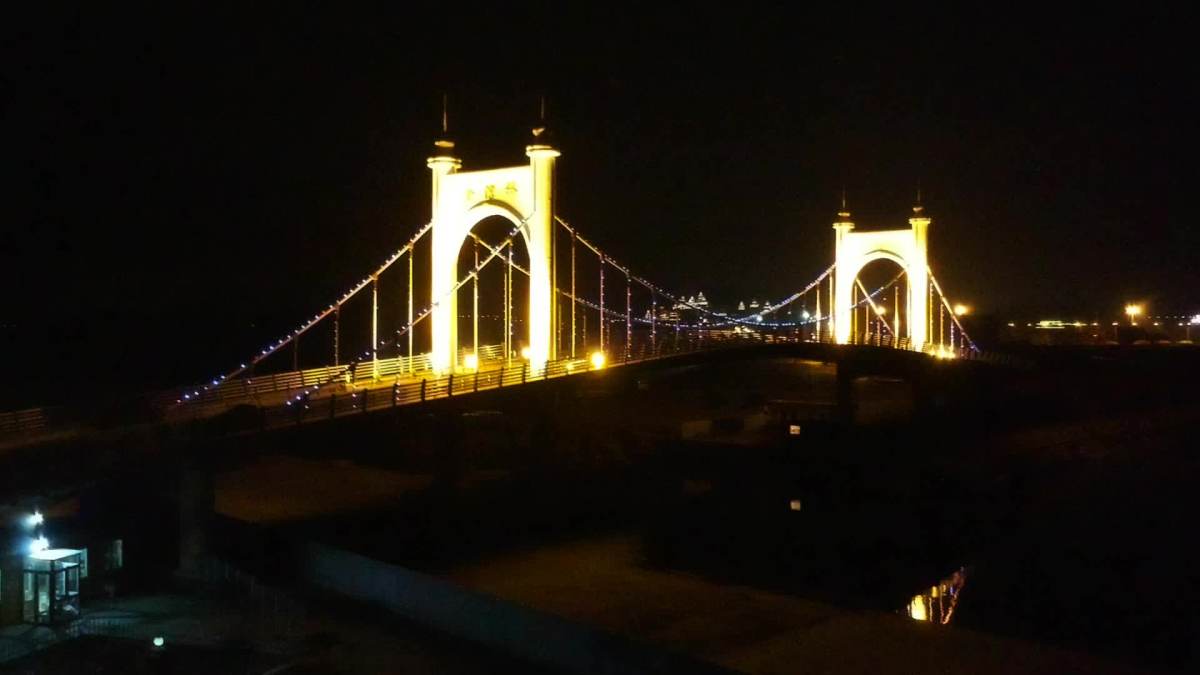 夜空下的大连金湾大桥