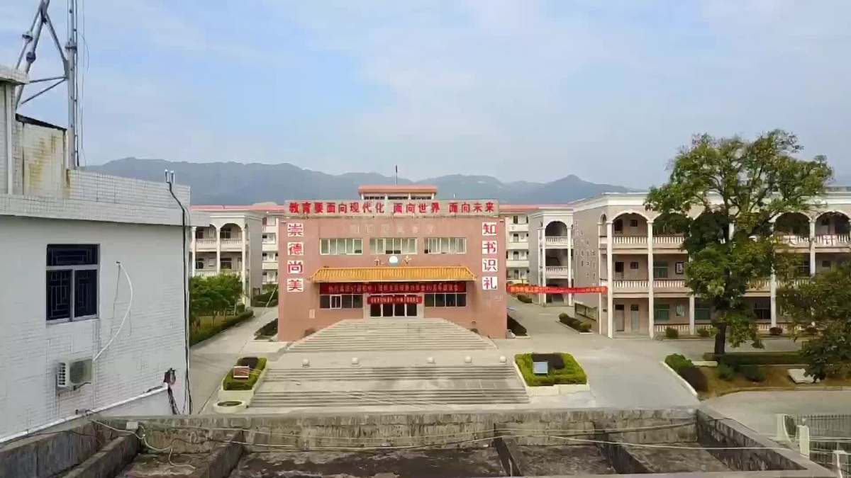 刘展军航拍揭西龙潭中学