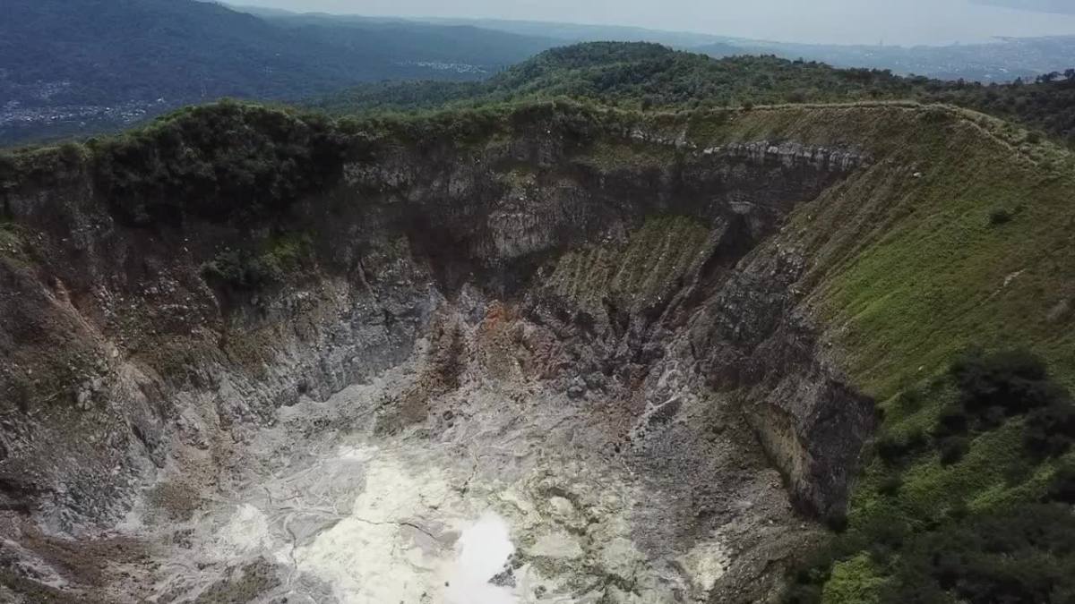 航拍美娜多死火山口