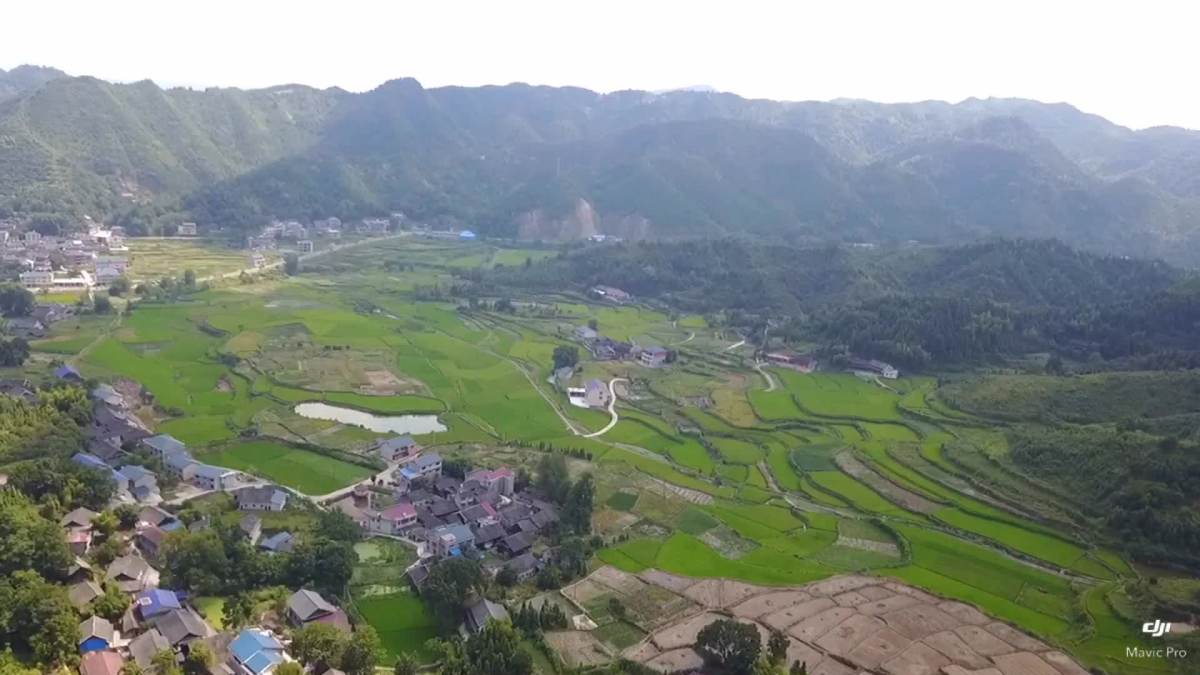 航拍家乡大山