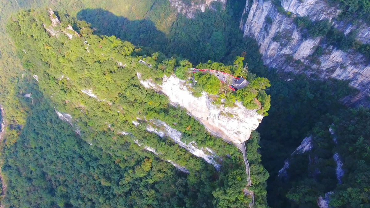 壁立绝顶航拍贵州毕节油杉河仙宇峰