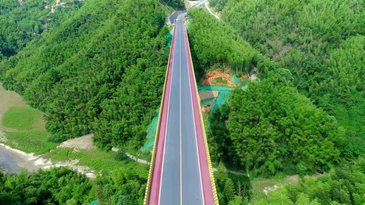 一凡航拍风光独秀的s314旅游彩色公路